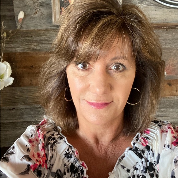 Meet your Posher, Valerie - Picture 2 of 2